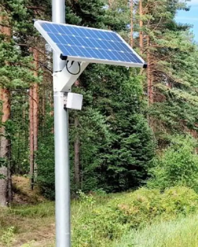 SensMax SPS20 — painel solar com sensor TAC-B num poste
